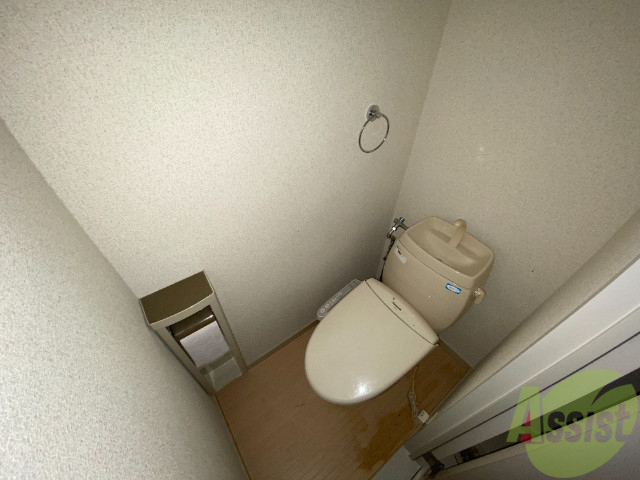 トイレ　トイレはお風呂と別でウォシュレット機能付きです。