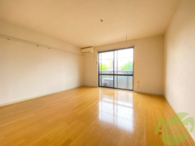 その他部屋・スペース　寝室には大きな窓が付いて明るく感じますね。