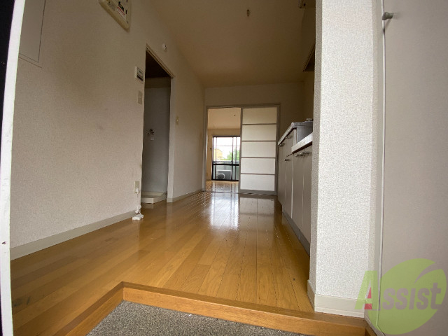 玄関　玄関は敷居が低くなっているのでつまづく心配なし。
