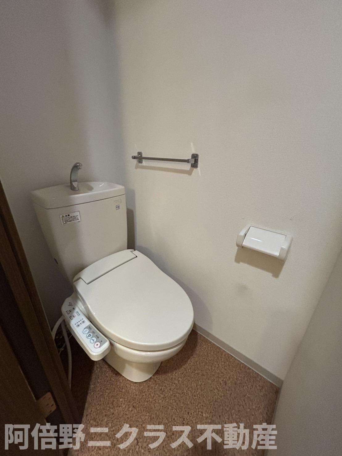 トイレ　内装は別部屋の参考写真です。