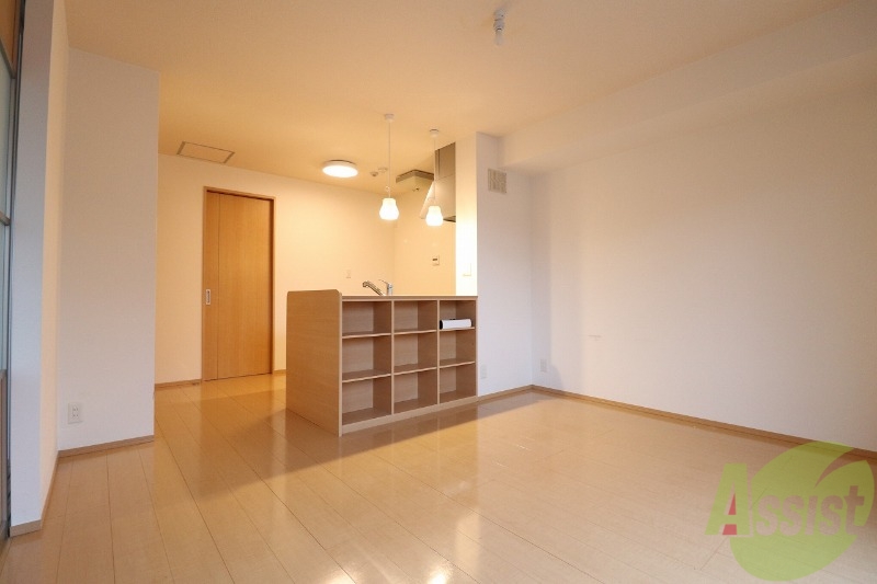 居室・リビング　明るい家族が集まるリビング