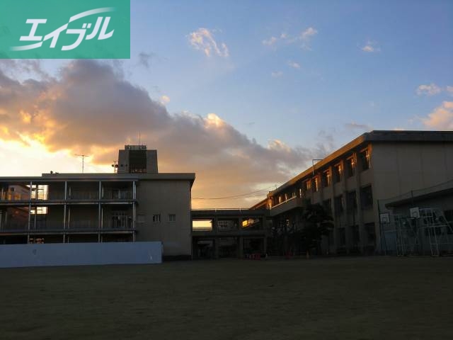 小学校　岡山市立西小学校（小学校）まで702m