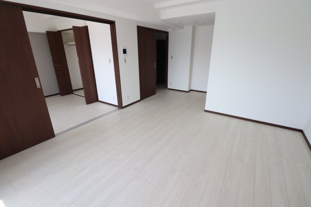 エントランス　こちらの居間で趣味の時間をお楽しみください