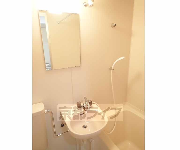 洗面設備　清潔感のある洗面台です。