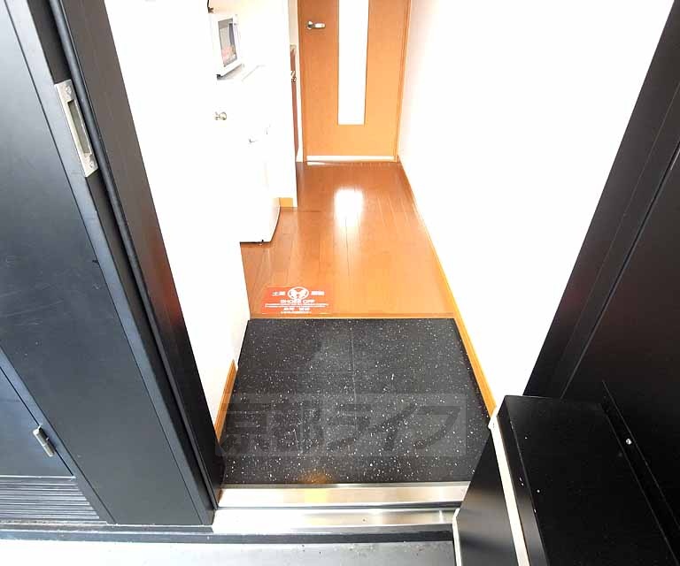 玄関　黒の床がお洒落です。