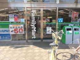 コンビニ　ファミリーマート 喜多見駅北店（コンビニ）まで262m