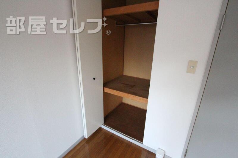 収納　エアコン付いています。
