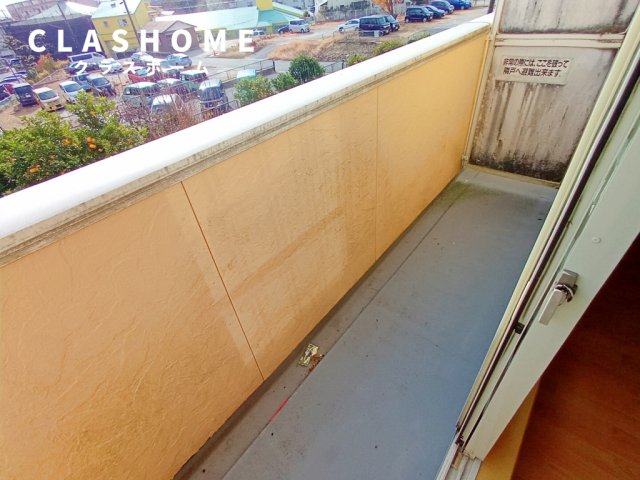 バルコニー　同物件の別部屋になります。