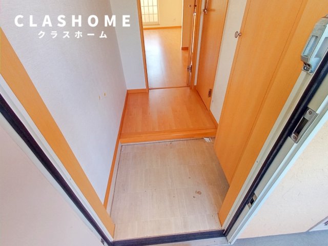 玄関　同物件の別部屋になります。