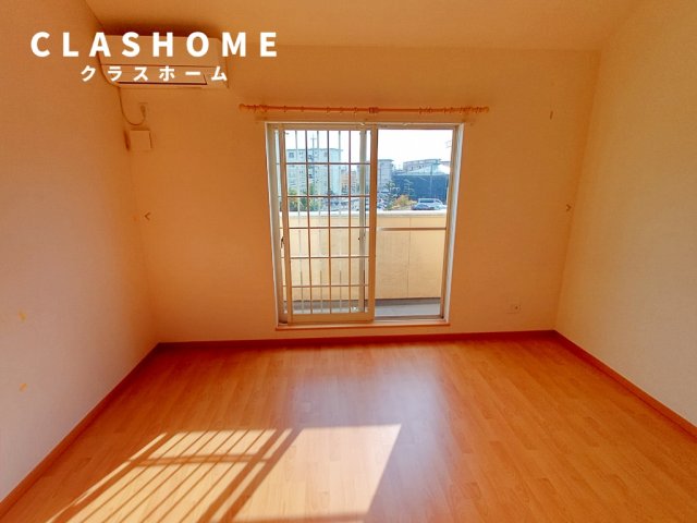 居室・リビング　同物件の別部屋になります。