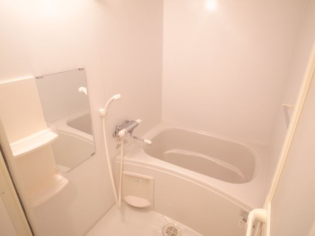 バス・シャワールーム　同タイプの別の部屋の写真です