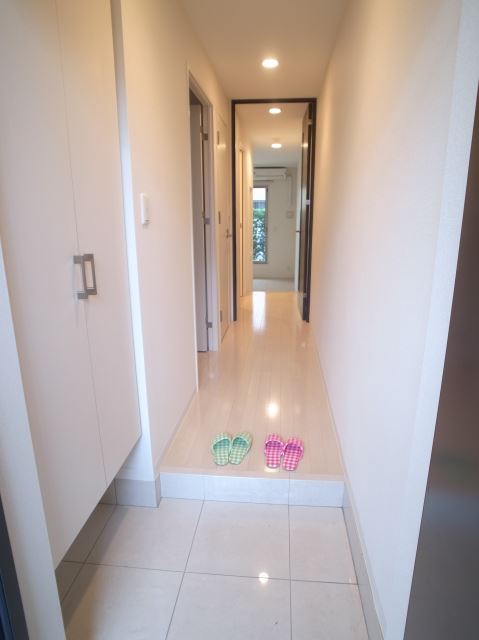 玄関　同タイプの別の部屋の写真です