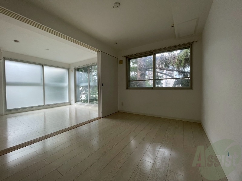 その他部屋・スペース　寝室はこちらです。光が差し込む、温かみのあるお部屋です。