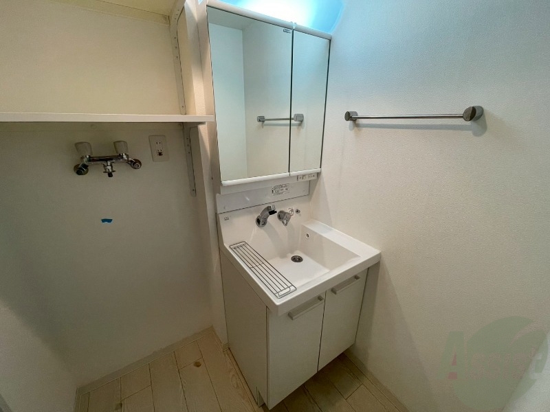 洗面設備　独立洗面台です。大きくてよいですね。シャンプーもできます。