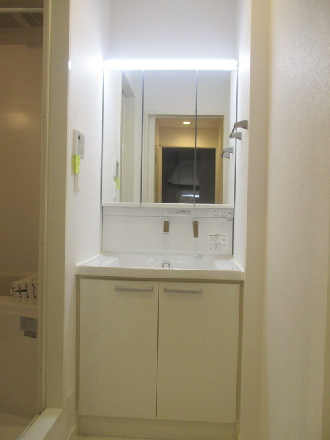 洗面設備　朝のスタイリングに便利な独立洗面台