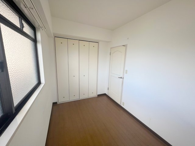 その他部屋・スペース　ゆとりのあるベッドルームで快適な睡眠をとってくださいね。