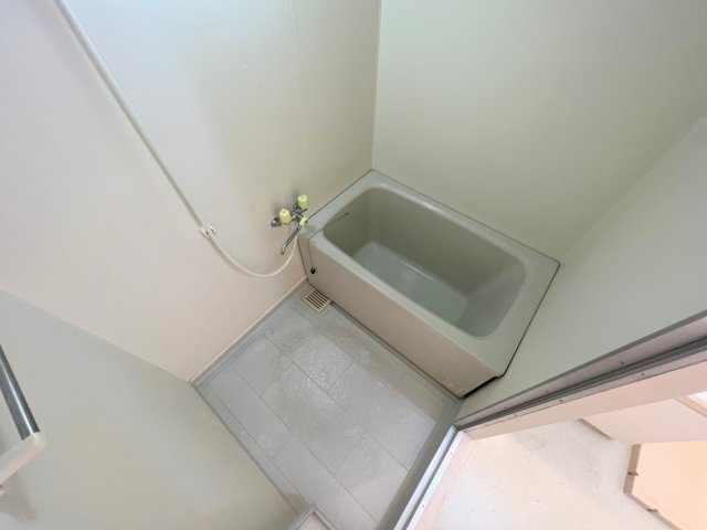 バス・シャワールーム　広めのお風呂は一日の疲れを癒してくれます。