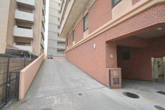 駐車場　あなたの大事な車も安心して駐車できます。