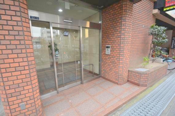 エントランス　オシャレなエントランスは安心のオートロック付きです。