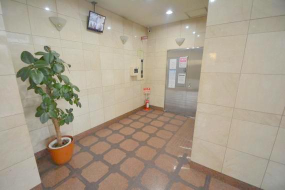 ロビー　奥行きのあるロビーは綺麗に片づけられています。