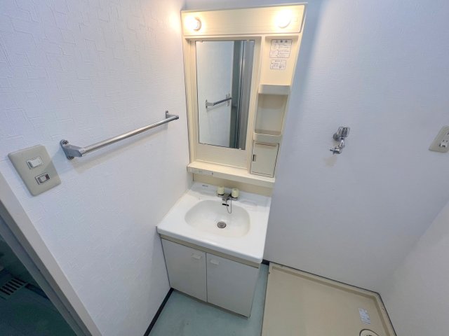 洗面設備　身支度が出来る独立洗面台です。