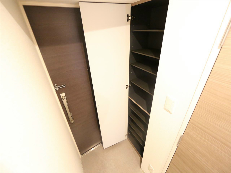 玄関　玄関　シューズボックス付（収納充実してます）