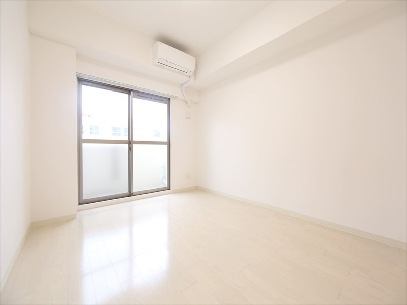 バルコニー　洋室7.76帖　エアコン完備　バルコニー