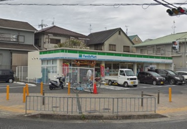 コンビニ　ファミリーマート富田林津々山台店（コンビニ）まで202m