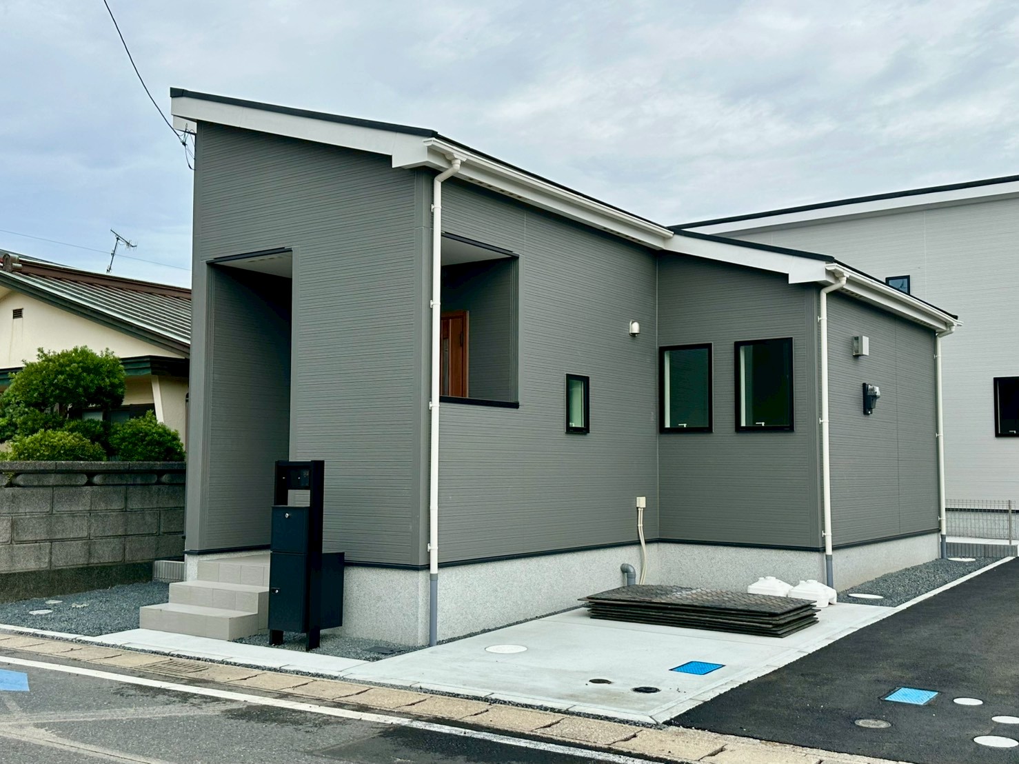 建物外観　外観は人気のブラック調です。