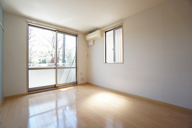 居室・リビング　２階角部屋です