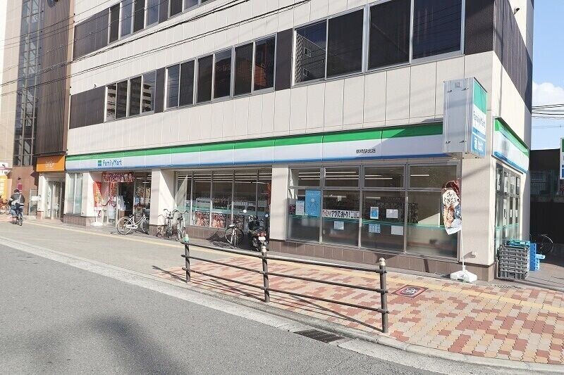コンビニ　ファミリーマート鶴橋駅北店（コンビニ）まで136m