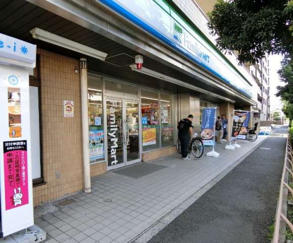 コンビニ　ファミリーマート（コンビニ）まで435m