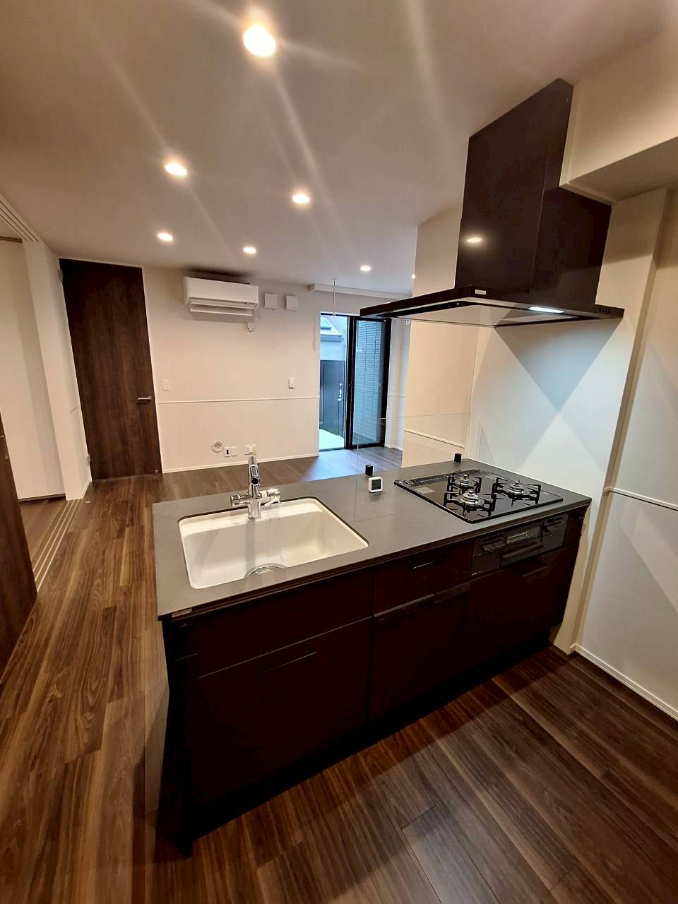 キッチン　ガス３口グリル付きシステムキッチン