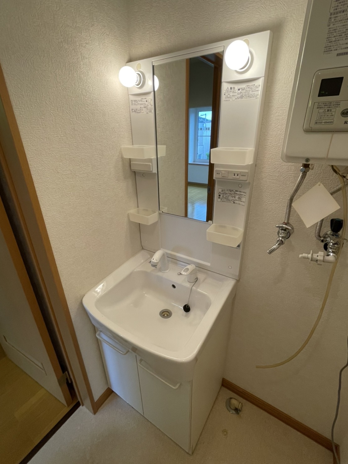 洗面設備　他号室のお写真です。参考にご覧ください。