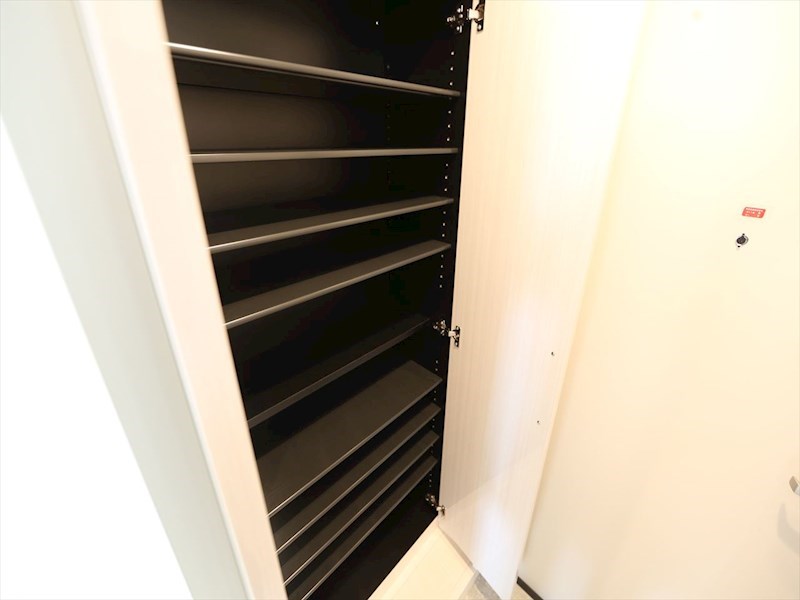 玄関　玄関　シューズボックス付（収納充実してます）