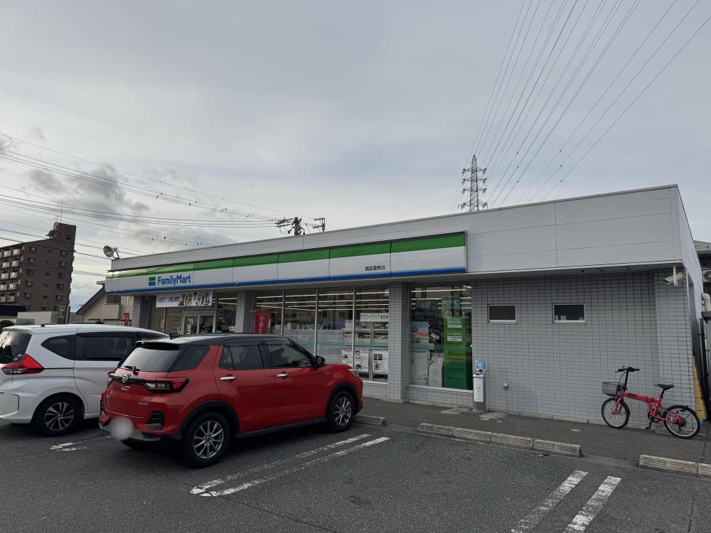 コンビニ　ファミリーマート　茜部菱野店（コンビニ）まで180m