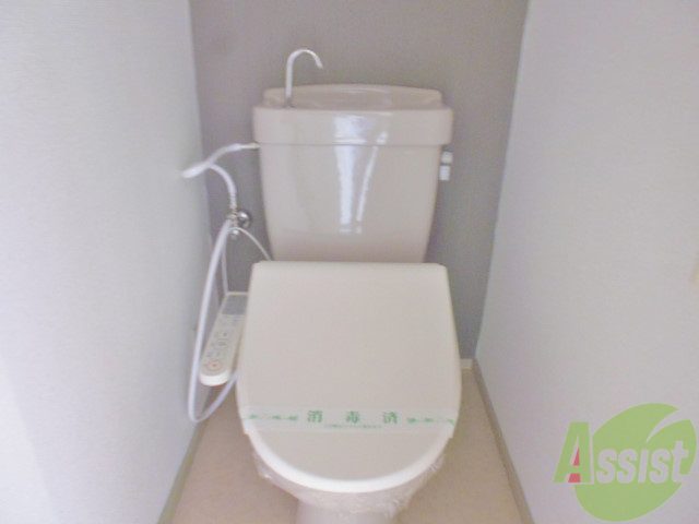 トイレ　トイレはウォシュレット機能が付いているタイプです。