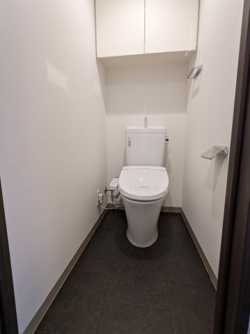 トイレ　落ち着いた色調のトイレです
