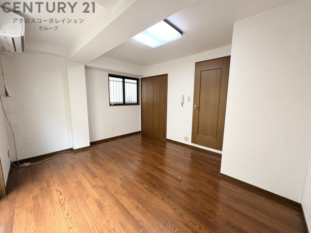 居室・リビング　床色が落ち着いた色合いで、とてもきれいです。