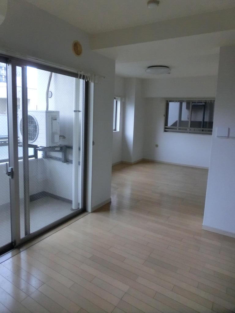 居室・リビング　オールフローリング。照明がつかない状態で撮影