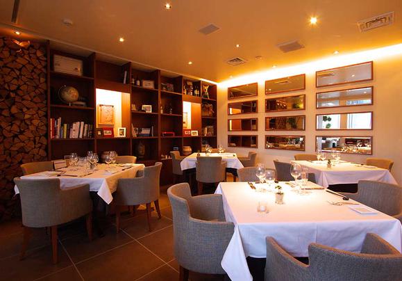 飲食店　HILL TOP Casita（飲食店）まで927m