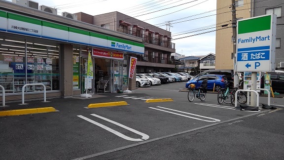 コンビニ　ファミリーマート（コンビニ）まで100m