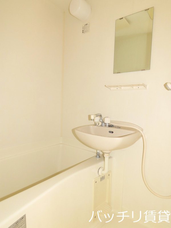 バス・シャワールーム　画像は別号室タイプの為、現状を優先致します。