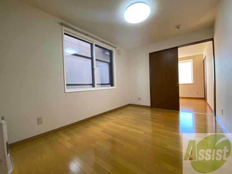 居室・リビング　木目のフローリングは落ち着きのある印象のお部屋になりますね。