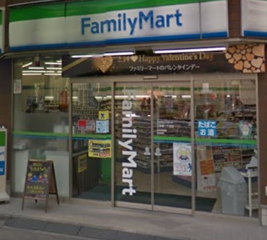 コンビニ　ファミリーマート（コンビニ）まで32m