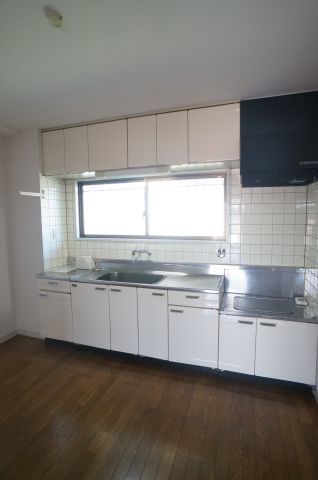 キッチン　ワイドなキッチン。窓もあります！