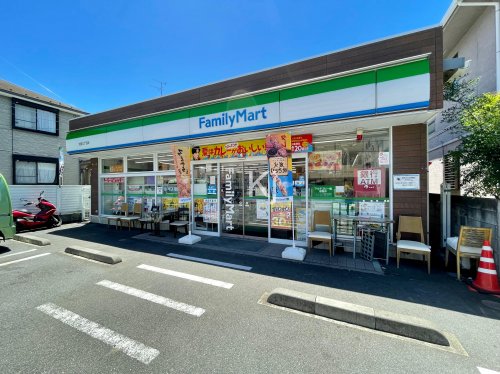 コンビニ　ファミリーマート 大岡三丁目店（コンビニ）まで584m