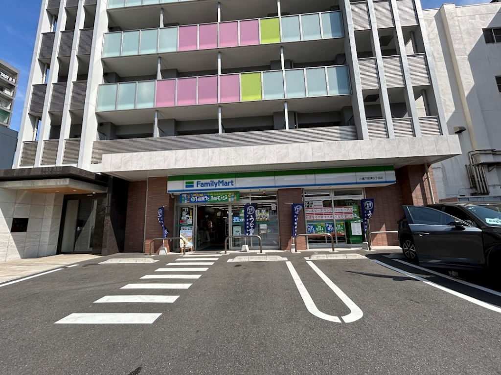 コンビニ　ファミリーマート 小倉下到津五丁目店（コンビニ）まで5m
