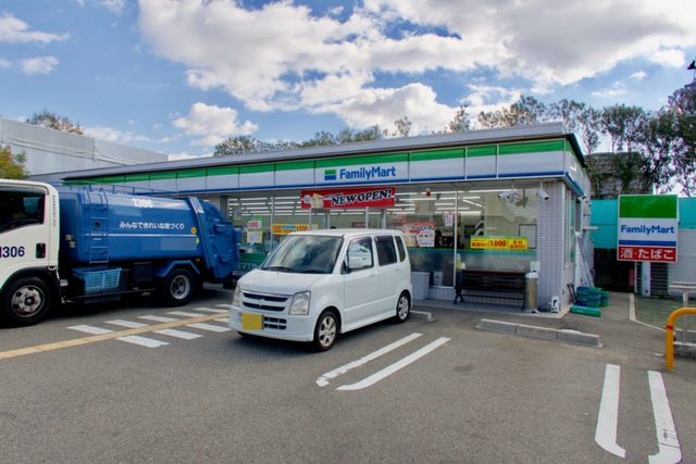 コンビニ　ファミリーマート尼崎東初島町店（コンビニ）まで450m