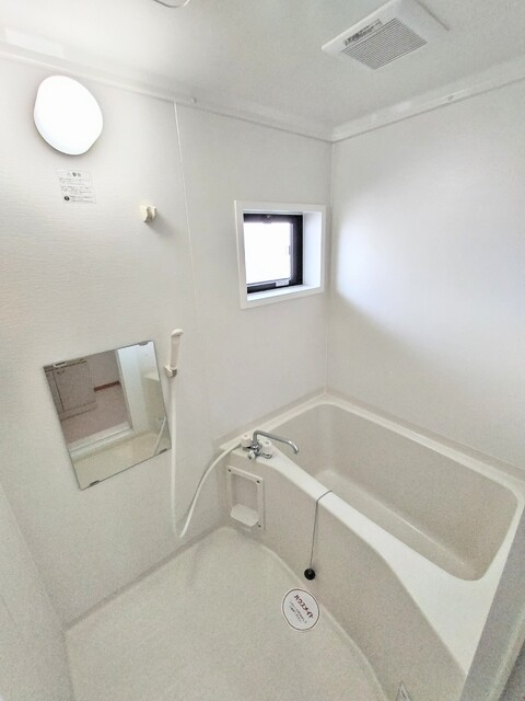 バス・シャワールーム　窓のあるバスルーム※同タイプ参考写真